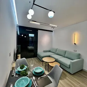 deluxe-apartment-bllok.hotels-in-tirana.com/